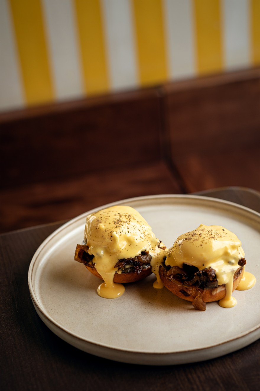 Vejce Benedikt s hovězím masem Ollies